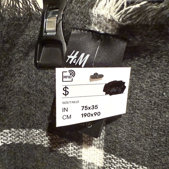 NWT H & M gray and white plaid blanket scarf with frayed edge - Picture 3 of 3